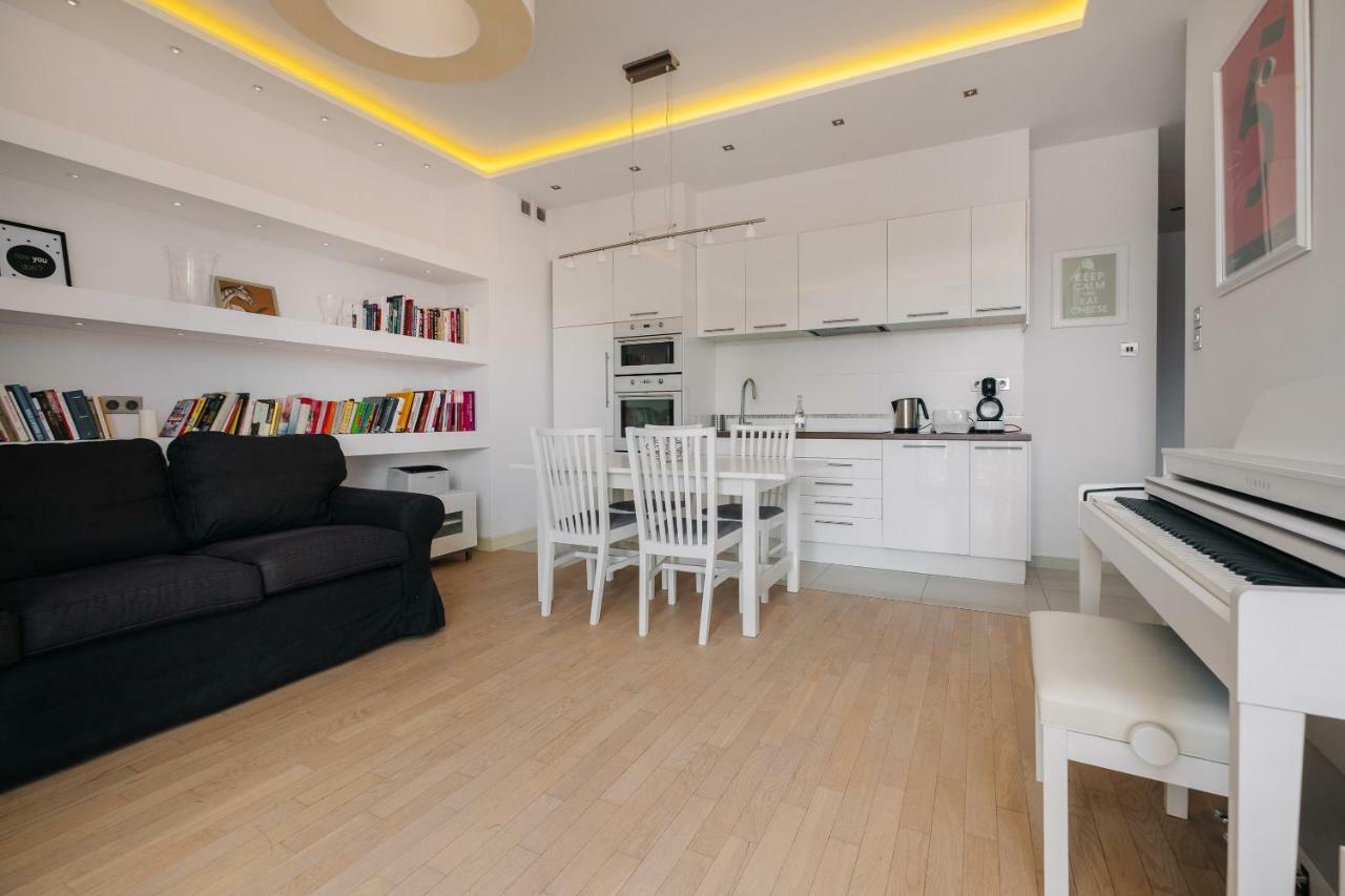 Modern Apartment Across The Ponds Warsaw Exterior photo