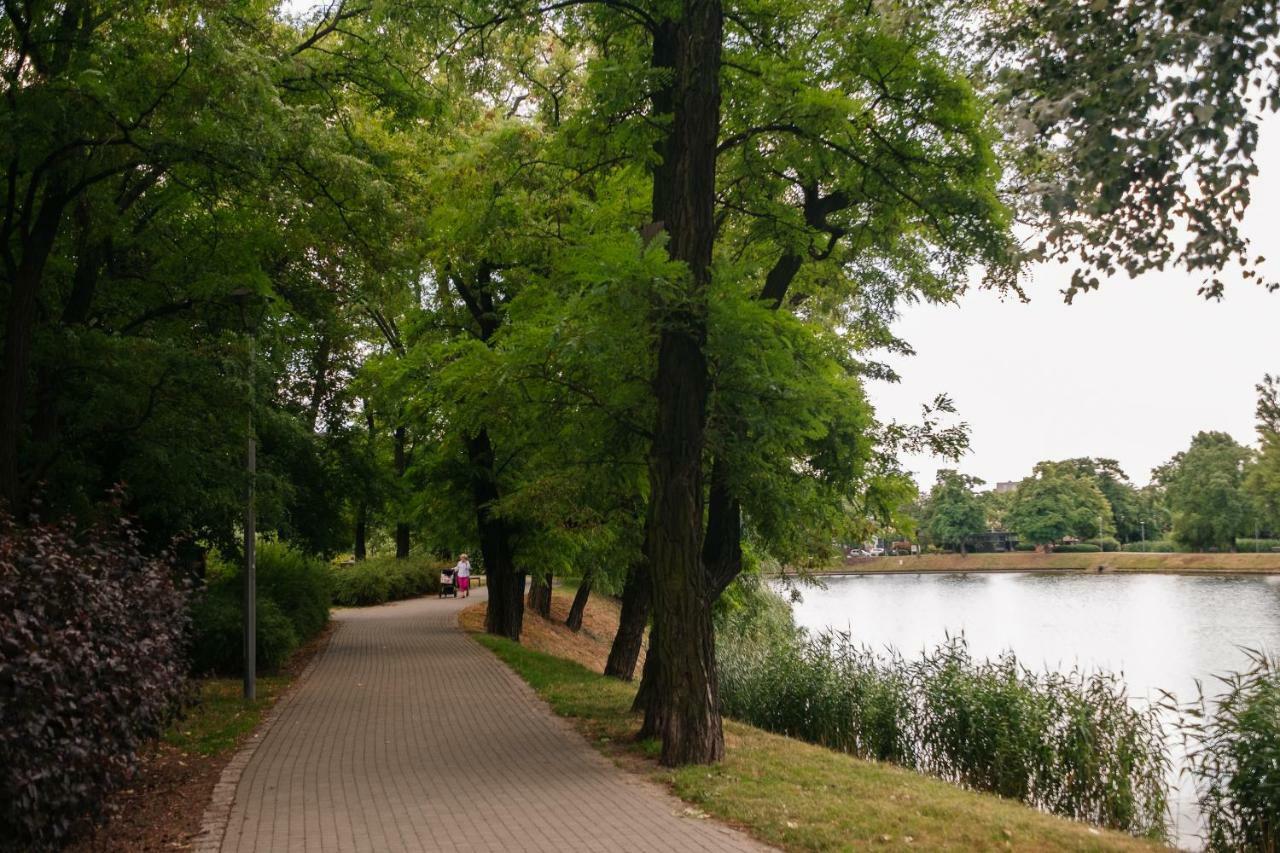 Modern Apartment Across The Ponds Warsaw Exterior photo