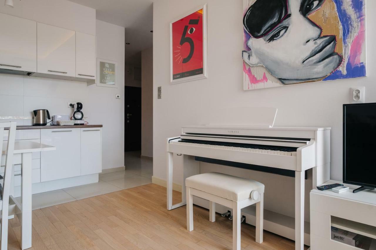 Modern Apartment Across The Ponds Warsaw Exterior photo