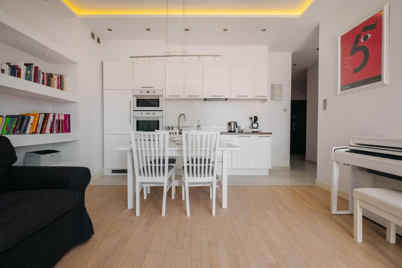 Modern Apartment Across The Ponds Warsaw Exterior photo